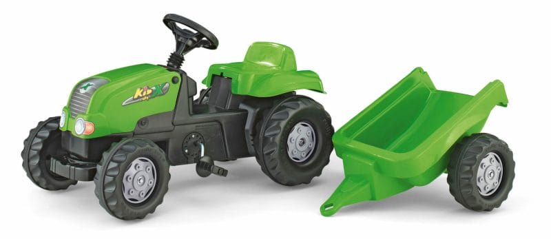 Tractor verde pequeño con remolque
