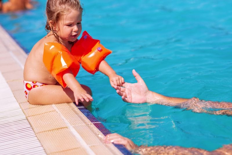 7 mandamientos de seguridad para los niños y niñas en las piscinas