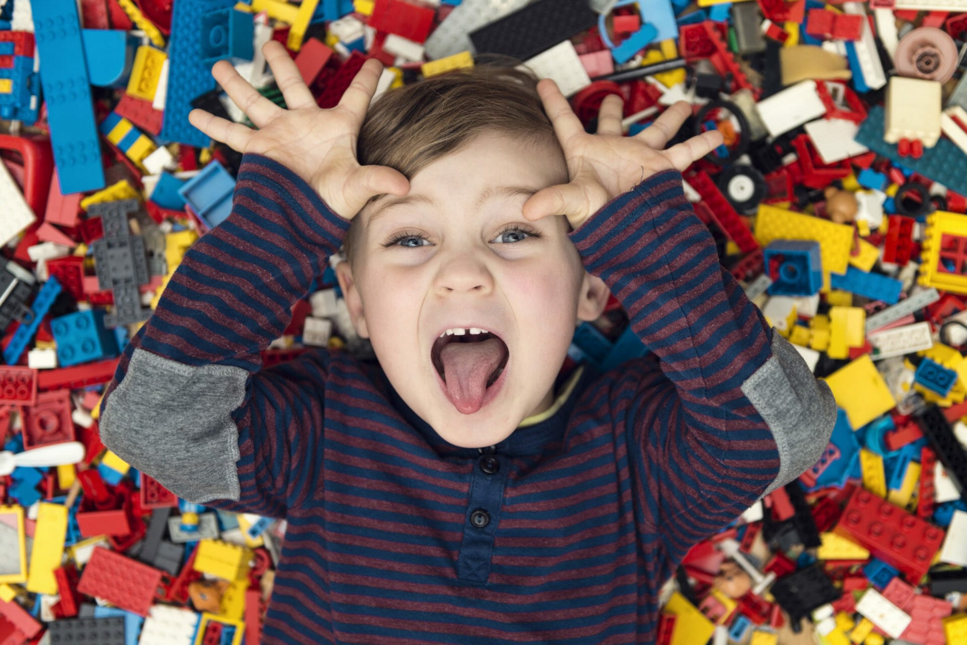 niño jugando con piezas de Lego